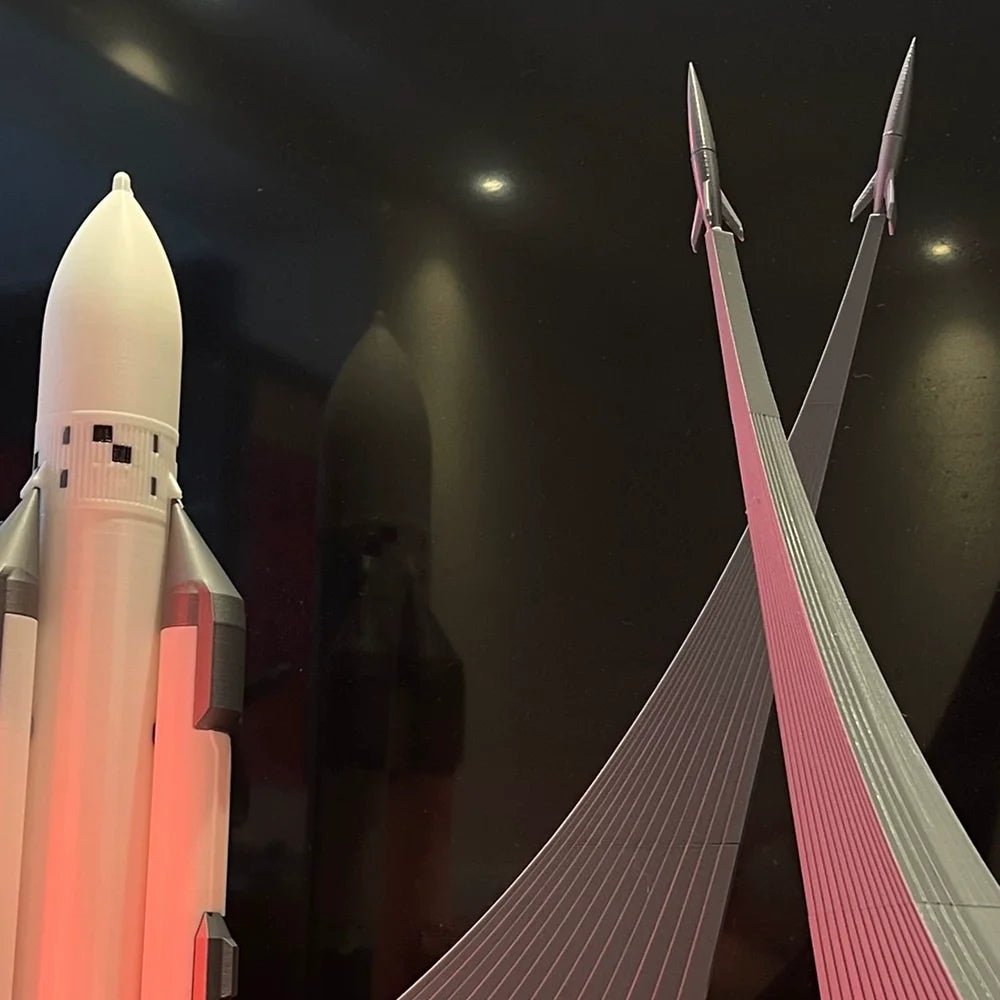 302mm Cold War Soviet Cosmonaut Gagarin Monument, Resin Model Diorama Kit, Unassembled and Unpainted