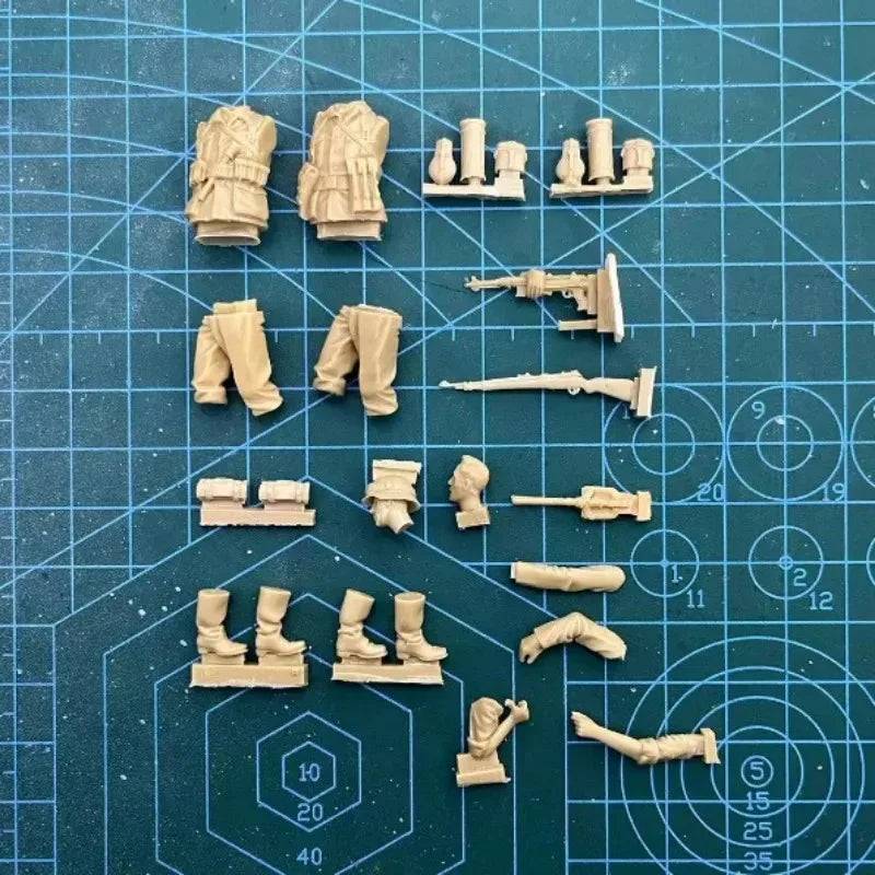 1/35 WWII German MP40 Gunner and Rifleman, 2 Figures, Resin Model Figure Kit, Unassembled and Unpainted