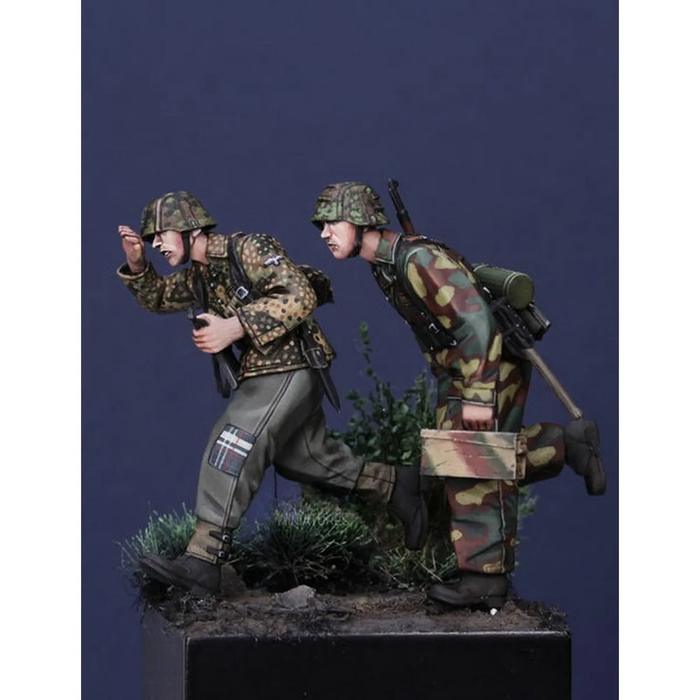 1/35 WWII German Panzergrenadiers Advancing, 4 Figures, Resin Model Figure Kit, Unassembled and Unpainted
