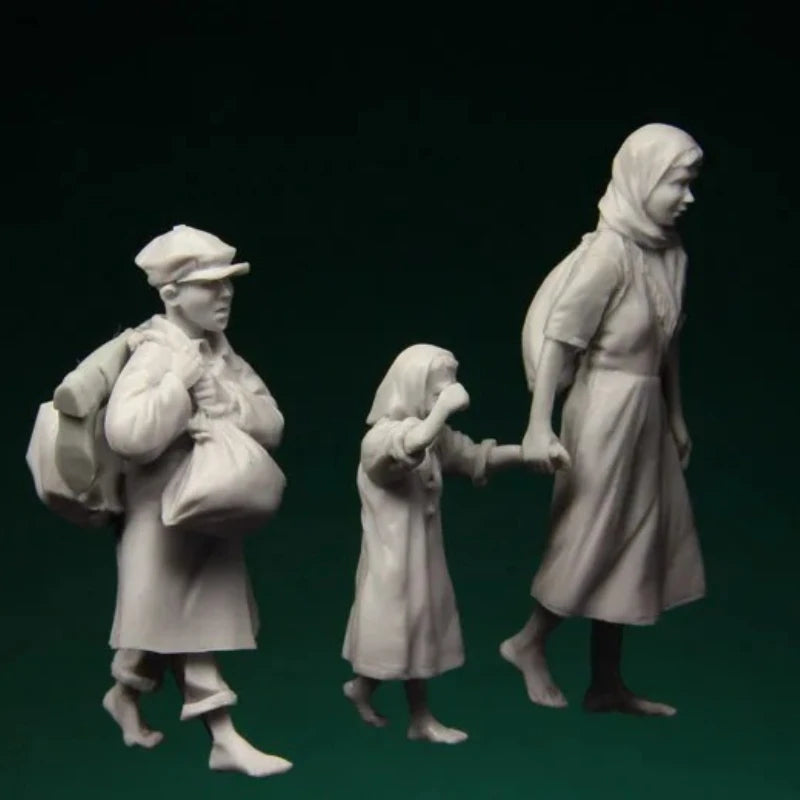 1/35 WWII Soviet Civilian Refugees, 4 Figures, Resin Model Figure Kit, Unassembled and Unpainted