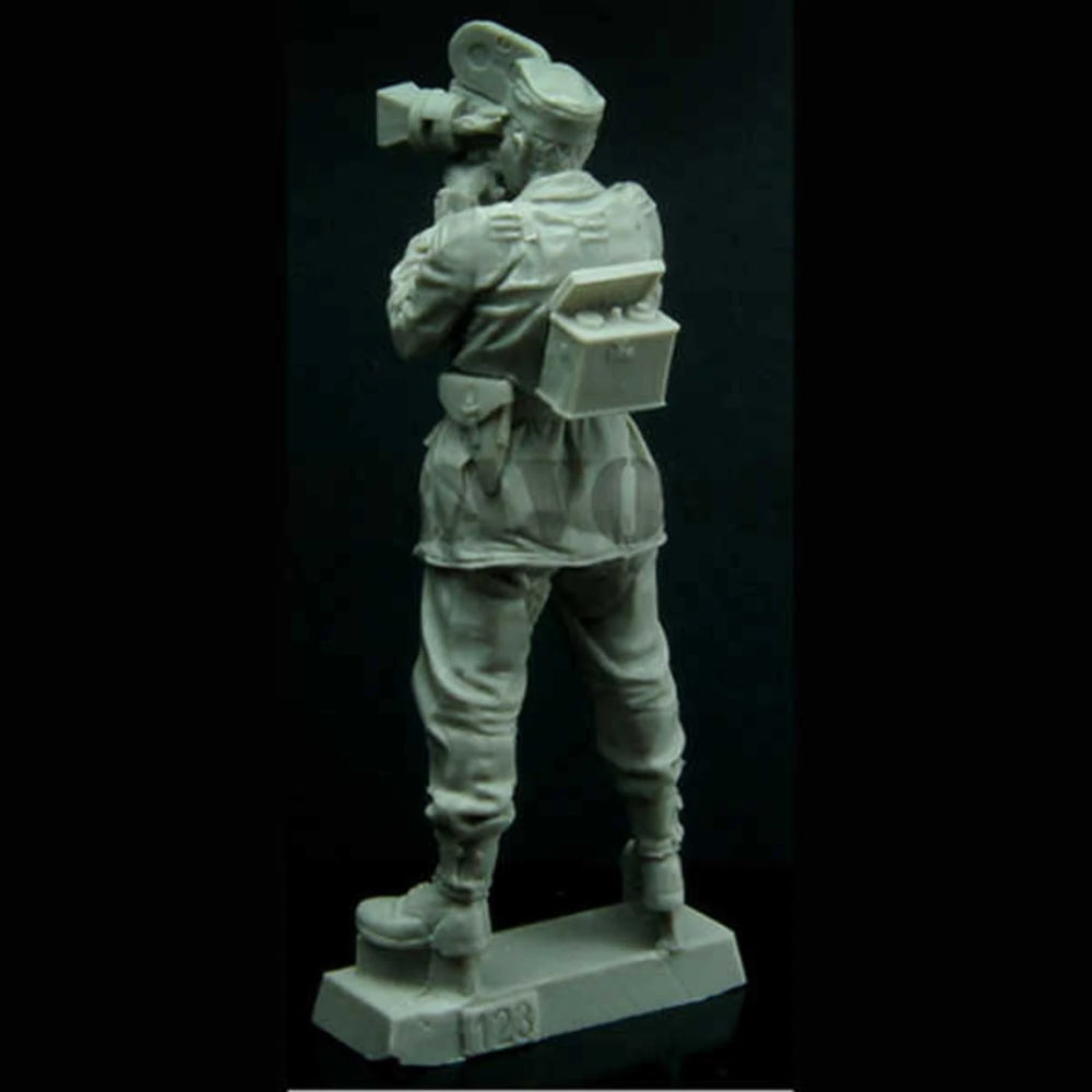 1/35 WWII German Infantry Observer with Binoculars, Resin Model Figure Kit, Unassembled and Unpainted