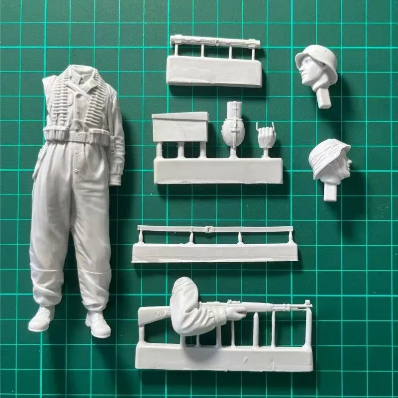 1/16 WWII German Infantryman with Ammunition Belts, Resin Model Figure Kit, Unassembled and Unpainted
