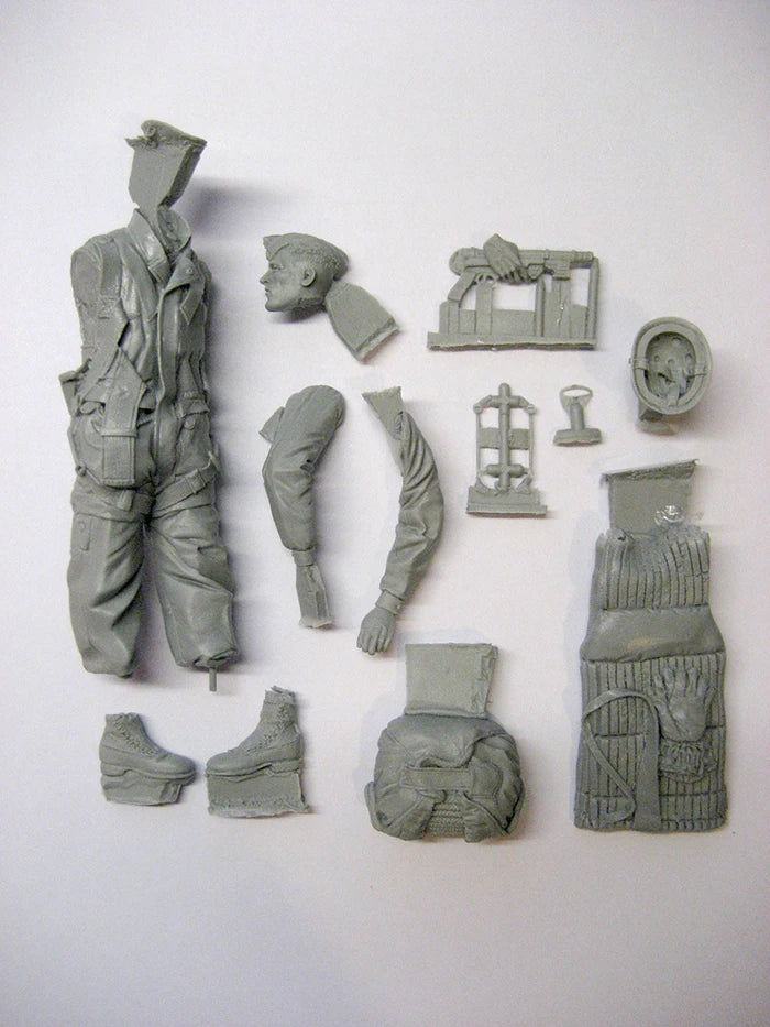 1/16 WWII German Machine Gunner with Ammo Belts, Resin Model Figure Kit, Unassembled and Unpainted