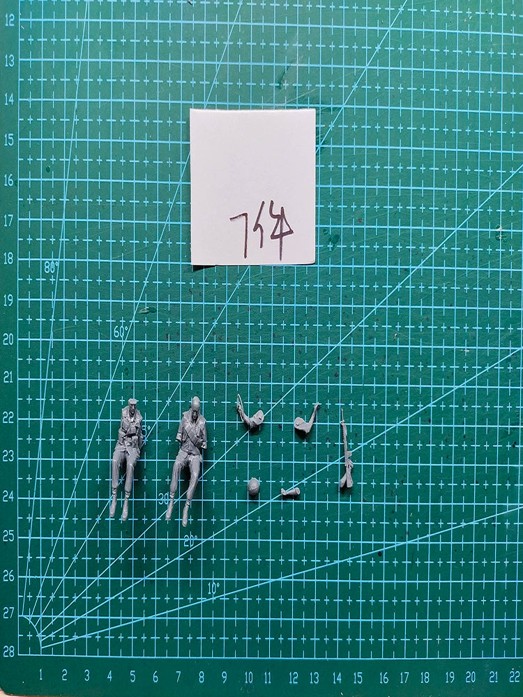 1/48 WWII Military Crew, 2 Figures, Resin Model Figure Kit, Unassembled and Unpainted