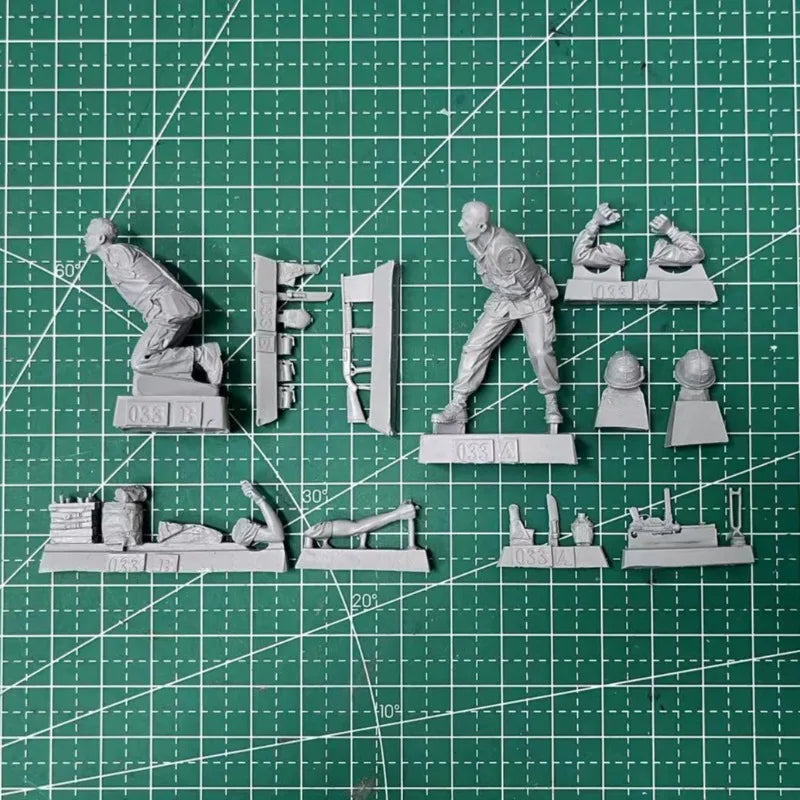 1/35 Vietnam War US Infantry Advancing, 2 Figures, Resin Model Figure Kit, Unassembled and Unpainted