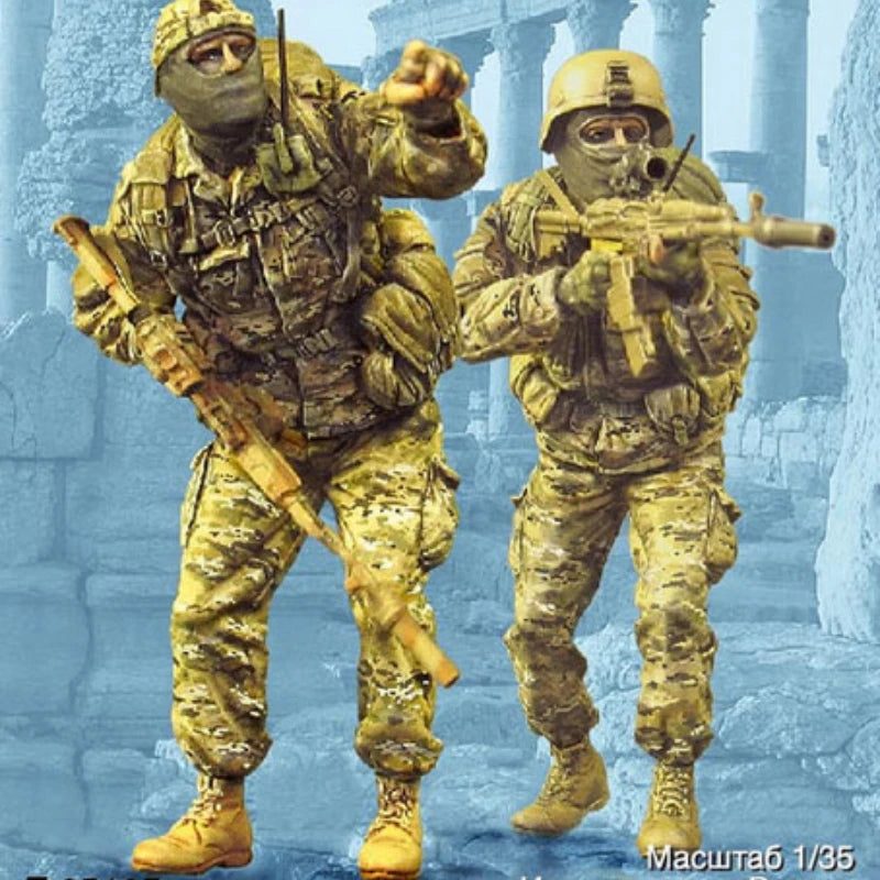 1/35 Modern Desert Digital Camo Tactical Operators, 2 Figures, Resin Model Figure Kit, Unassembled and Unpainted