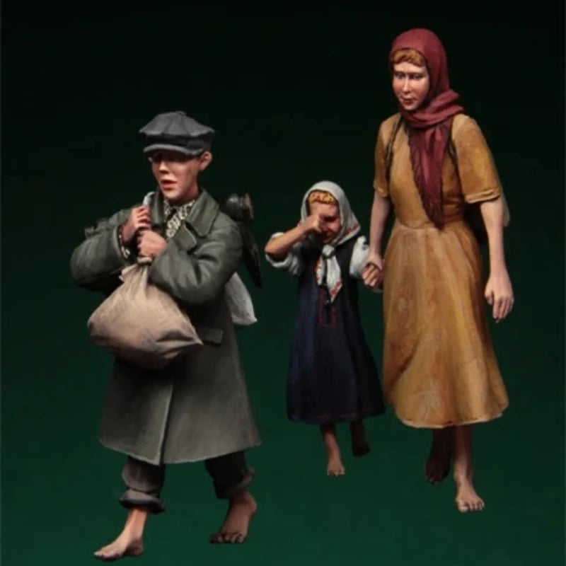 1/35 WWII Soviet Civilian Refugees, 4 Figures, Resin Model Figure Kit, Unassembled and Unpainted