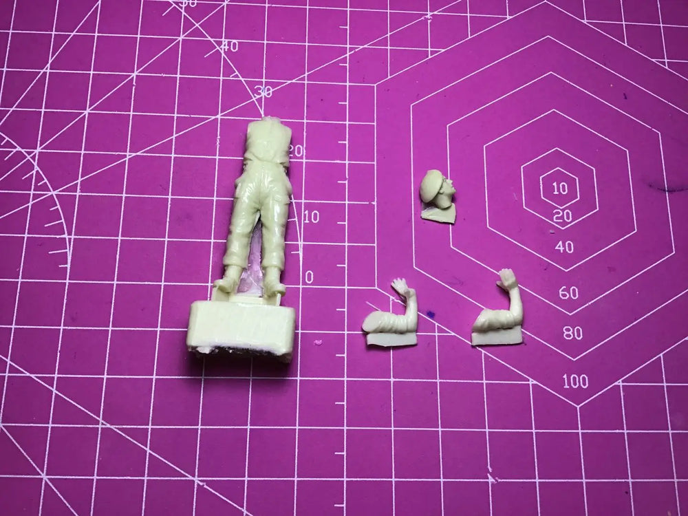 1/35 WWII Allied Infantryman on Alert, Resin Model Figure Kit, Unassembled and Unpainted