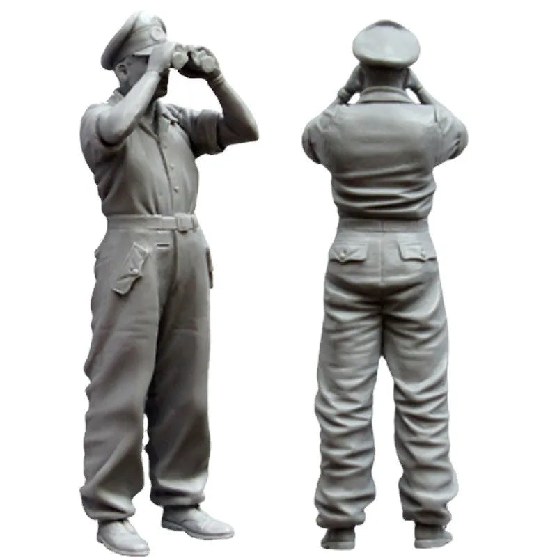 1/35 WWII Soviet Tank Crewman Adjusting Binoculars, Resin Model Figure Kit, Unassembled and Unpainted