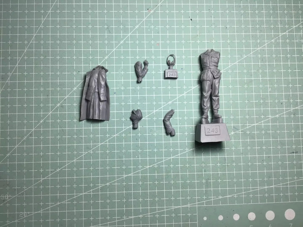 1/35 WWI Officer in Greatcoat, Resin Model Figure Kit, Unassembled and Unpainted