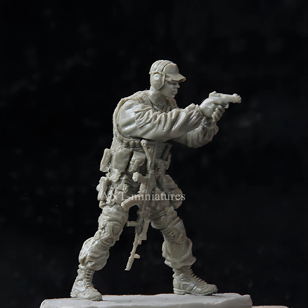 1/35 Modern Tactical Operator Firing Pistol, Resin Model Figure Kit, Unassembled and Unpainted