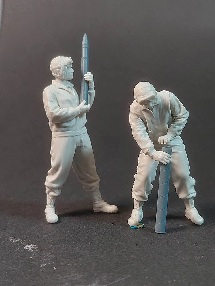 1/35 Modern Fantasy Swordsmen in Combat Stance, 2 Figures, Resin Model Figure Kit, Unassembled and Unpainted