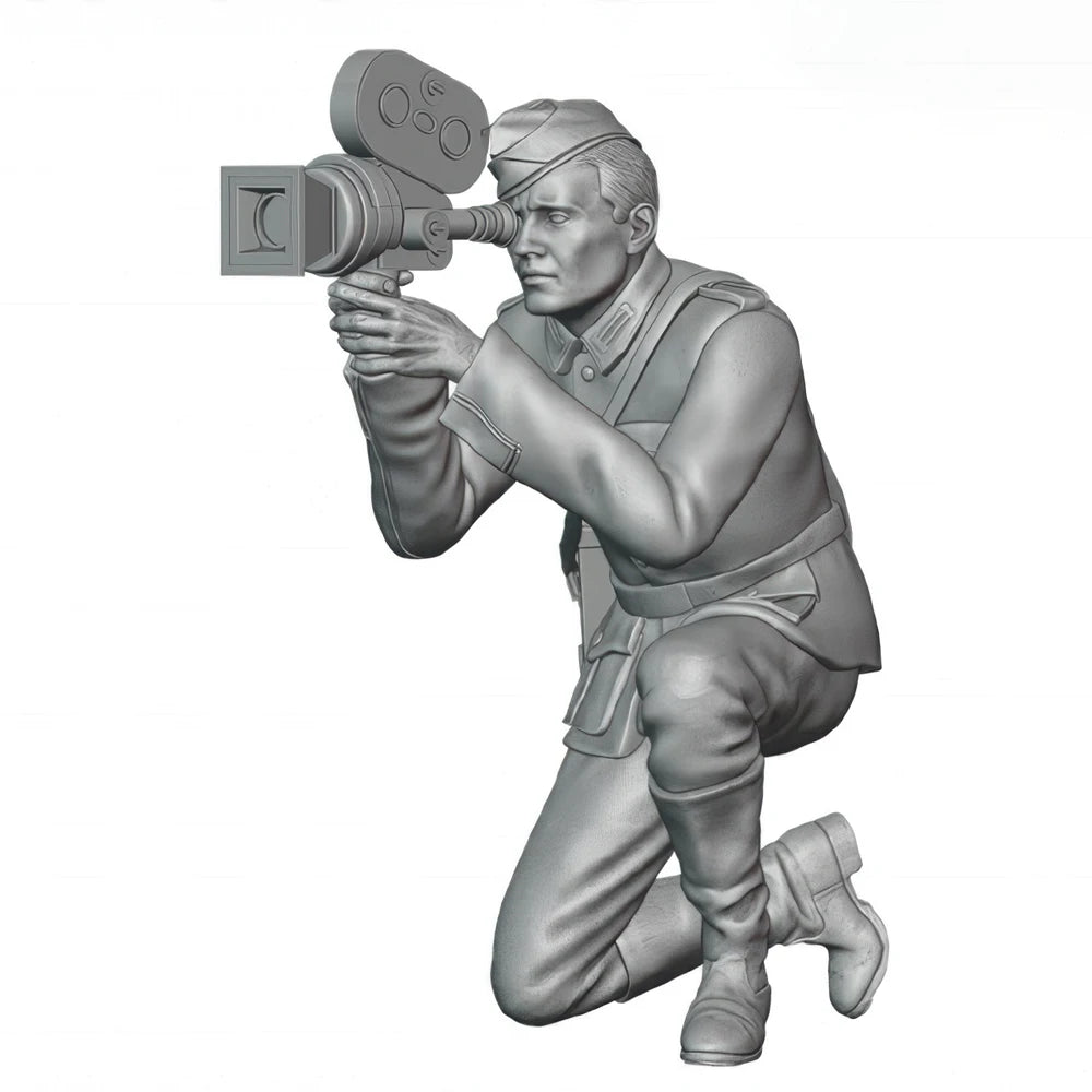 1/35 WWII Combat Photographer Kneeling with Camera, Resin Model Figure Kit, Unassembled and Unpainted