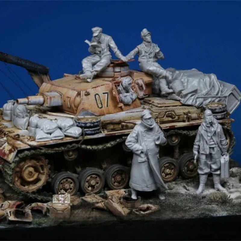 1/35 WWII German Panzer III Tank Crew, 8 Figures, Resin Model Vehicle Kit, Unassembled and Unpainted