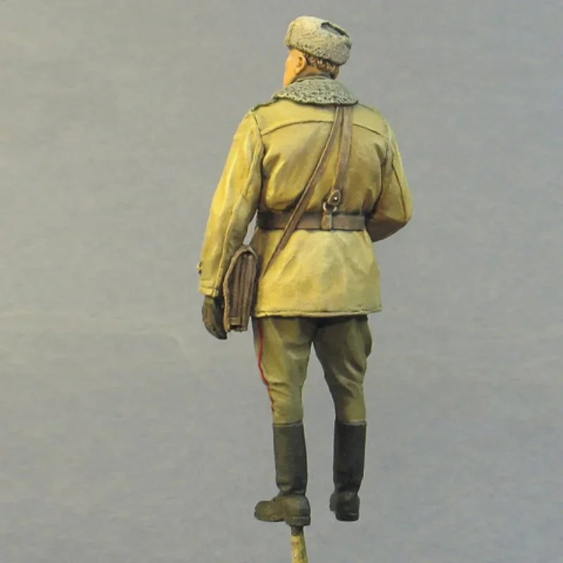 1/35 WWII Soviet Officer in Khaki Summer Uniform, Resin Model Figure Kit, Unassembled and Unpainted