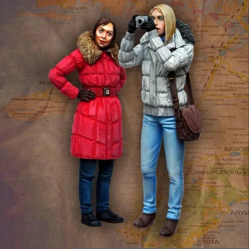 1/35 Modern Civilians in Winter Casual Wear, 2 Figures, Resin Model Figure Kit, Unassembled and Unpainted