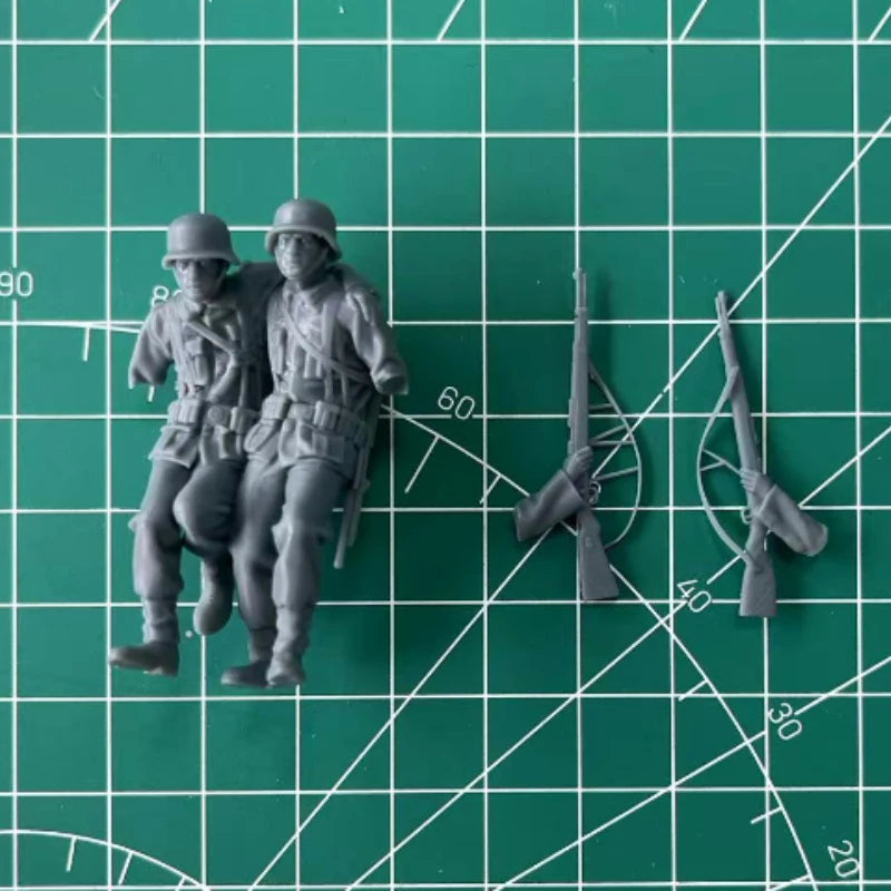 1/35 WWII German Soldiers Charging Forward, 2 Figures, Resin Model Figure Kit, Unassembled and Unpainted