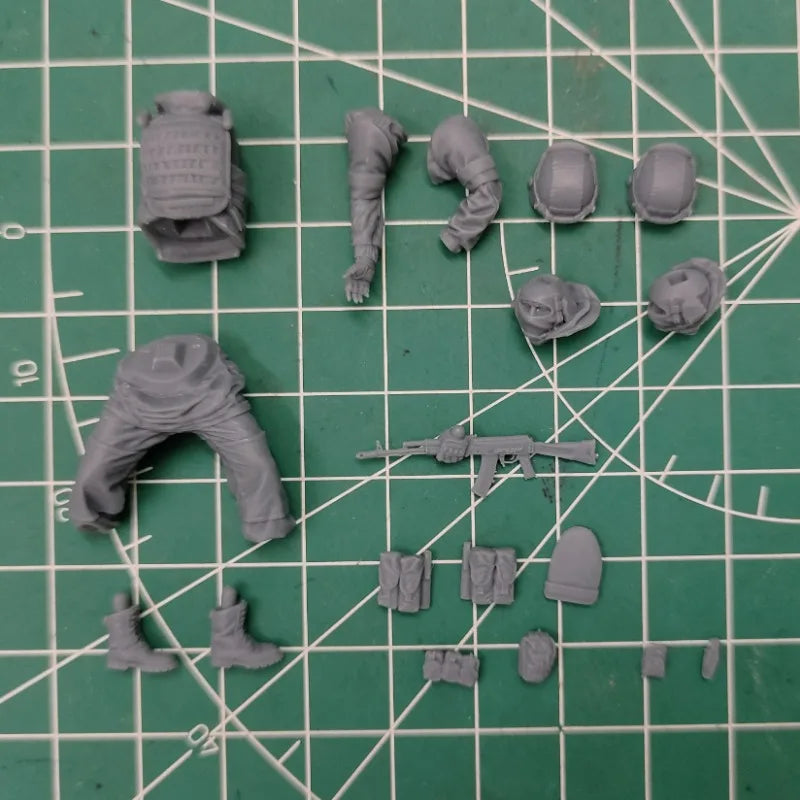 1/35 Modern Russian Soldier with Heavy Tactical Load, Resin Model Figure Kit, Unassembled and Unpainted