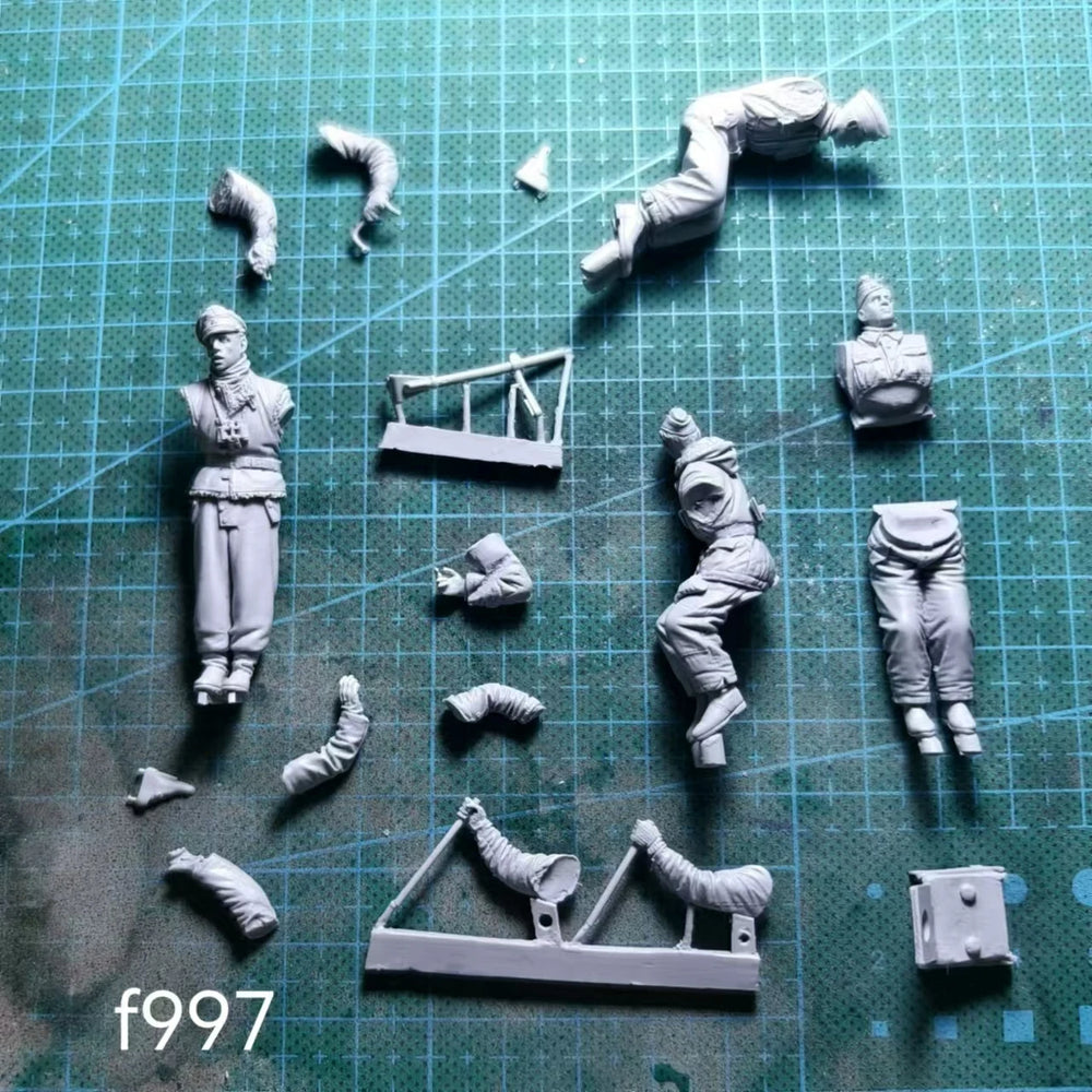1/35 WWII German Tank Crew Kharkov 1943, 7 Figures, Resin Model Figure Kit, Unassembled and Unpainted