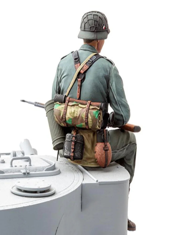 1/16 WWII German Rifleman Resting at Bunker, Resin Model Figure Kit, Unassembled and Unpainted