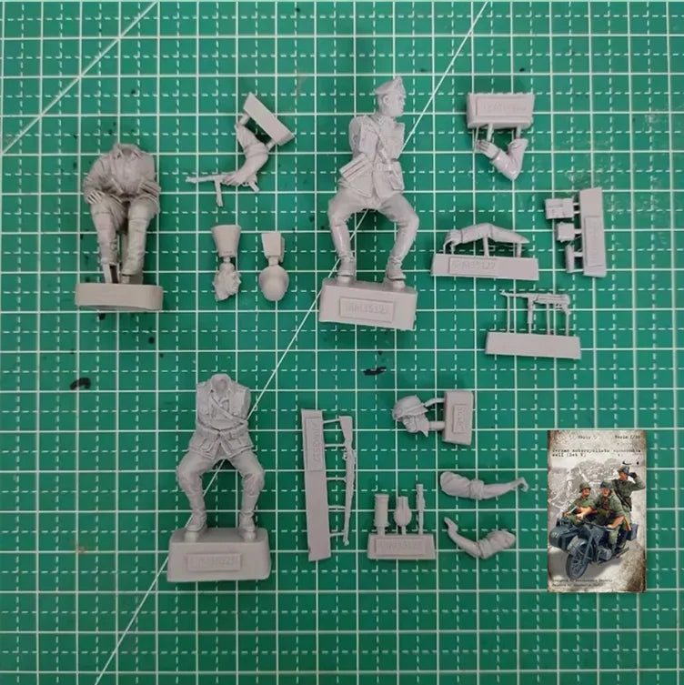 1/35 WWII German Mounted Officer and Infantry, 3 Figures, Resin Model Figure Kit, Unassembled and Unpainted