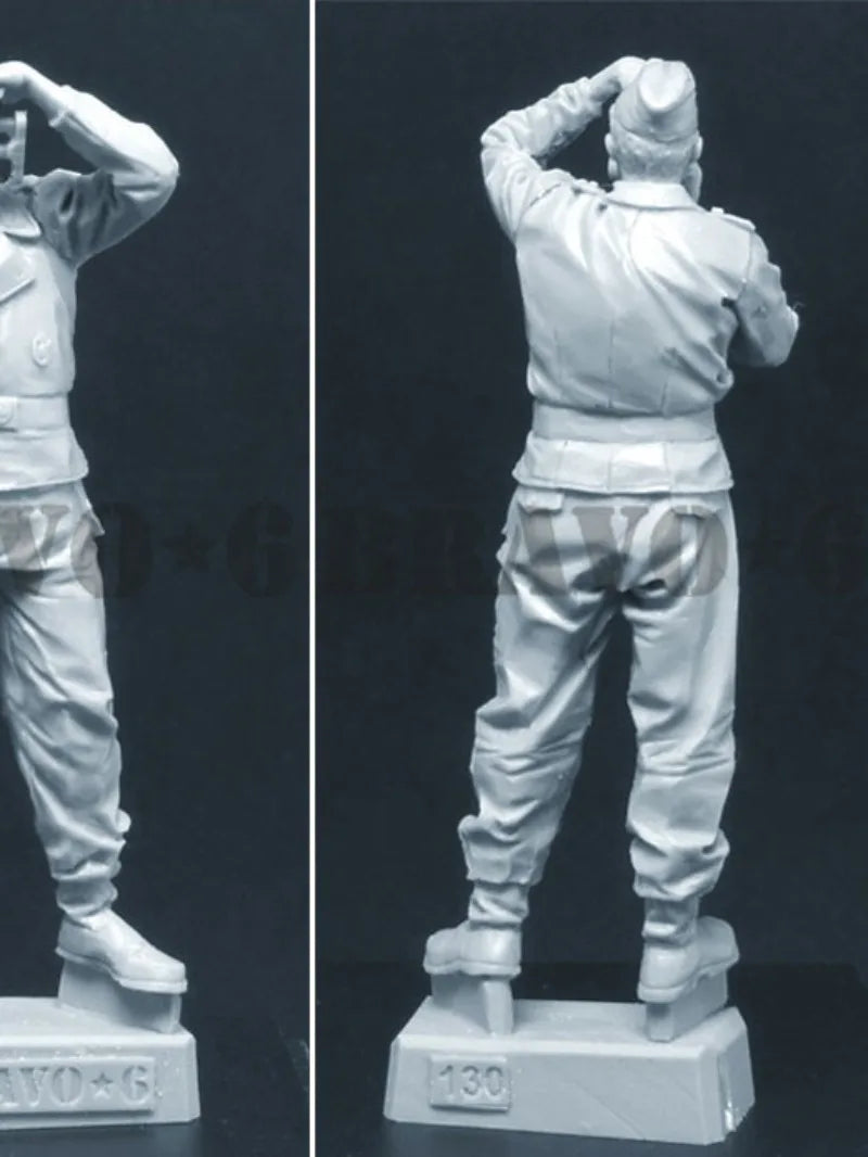 1/35 WWII Soviet Tank Commander with Binoculars, Resin Model Figure Kit, Unassembled and Unpainted