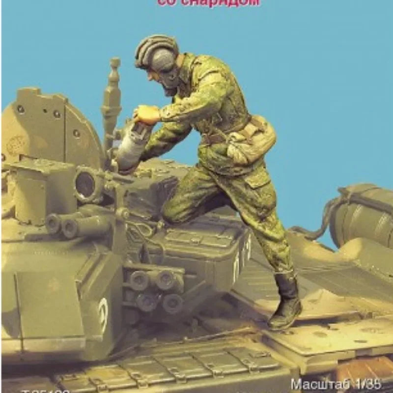 1/35 WWII Soviet Tank Crewman Loading Shell, Resin Model Figure Kit, Unassembled and Unpainted
