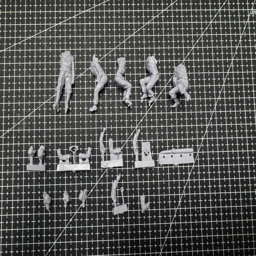 1/35 WWII German Soldiers & King Tiger Crew, 6 Figures, Resin Model Figure Kit, Unassembled and Unpainted