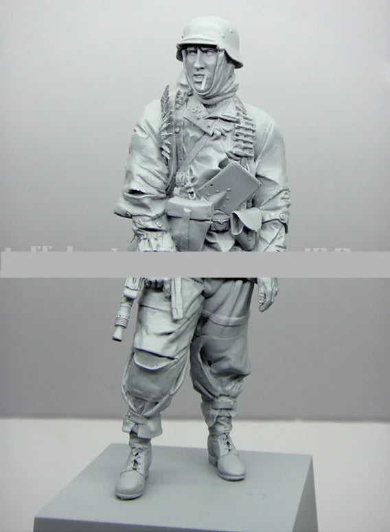 1/16 WWI British Lewis Gunner Advancing with Pith Helmet, Resin Model Figure Kit, Unassembled and Unpainted