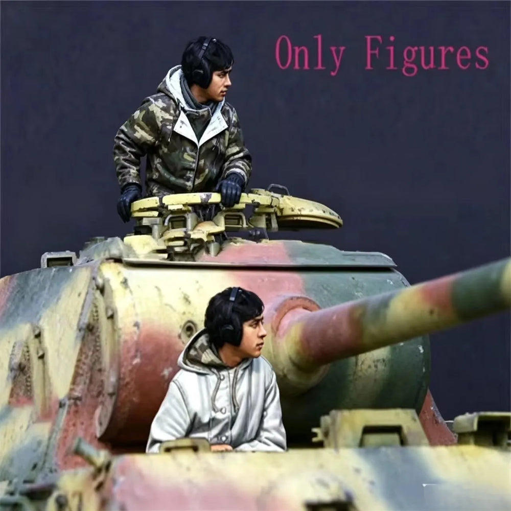 1/35 WWII Soviet Soldiers with Tank, 2 Figures, Resin Model Diorama Kit, Unassembled and Unpainted