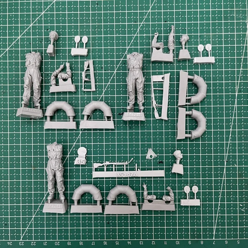1/35 WWII British Sappers with Mine Detector, 3 Figures, Resin Model Figure Kit, Unassembled and Unpainted