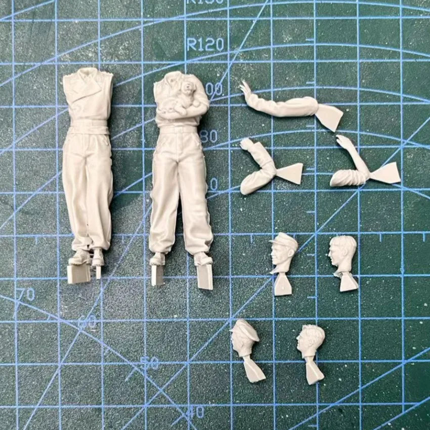 1/35 WWII Soviet Soldiers with Puppy, 2 Figures, Resin Model Figure Kit, Unassembled and Unpainted