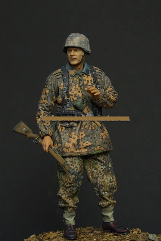 1/35 WWII German MG42 Gunner in Splinter Camo, Resin Model Figure Kit, Unassembled and Unpainted