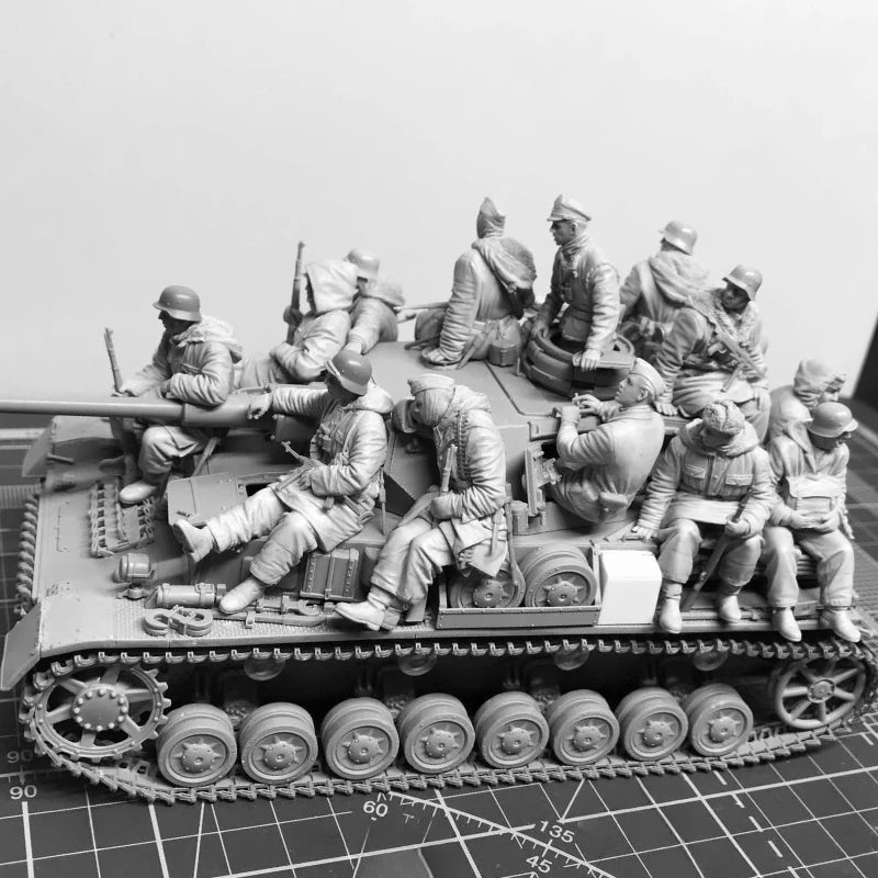 1/35 WWII Tank Crew & Infantry Soldiers, 35 Figures, Resin Model Figure Kit, Unassembled and Unpainted