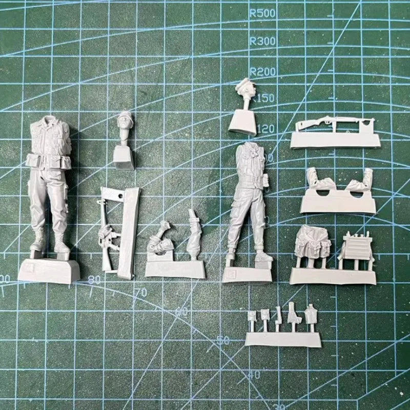 1/35 Modern Soldiers in Tactical Gear with Rifles, 2 Figures, Resin Model Figure Kit, Unassembled and Unpainted