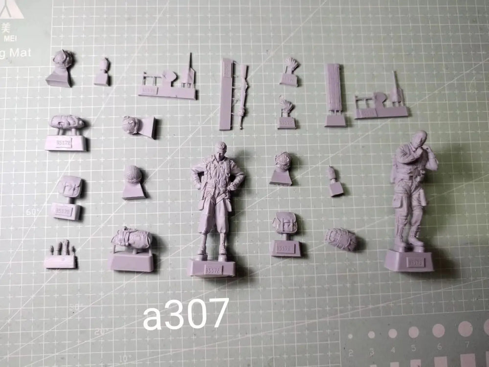 1/35 WWII Soviet & American Infantry Soldiers, 2 Figures, Resin Model Figure Kit, Unassembled and Unpainted