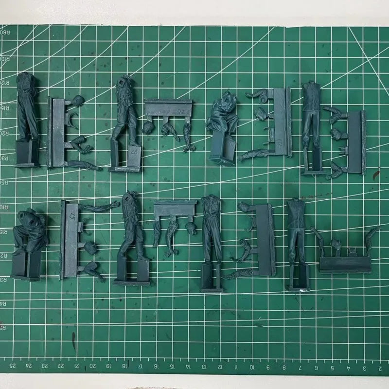 1/35 WWII Officer and Soldiers, 8 Figures, Resin Model Figure Kit, Unassembled and Unpainted