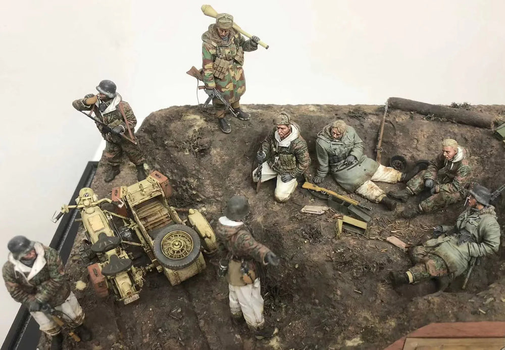 1/35 WWII German Infantry Gun Crew Dug in, 8 Figures, Resin Model Figure Kit, Unassembled and Unpainted