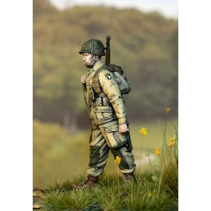 1/35 WWII US Airborne Paratrooper Standing Alert, Resin Model Figure Kit, Unassembled and Unpainted
