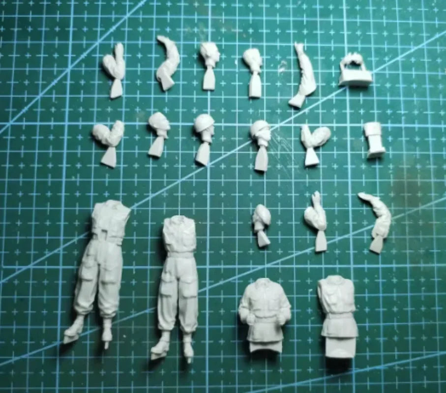 1/35 WWII British Tank Crew on Turret, 4 Figures, Resin Model Figure Kit, Unassembled and Unpainted