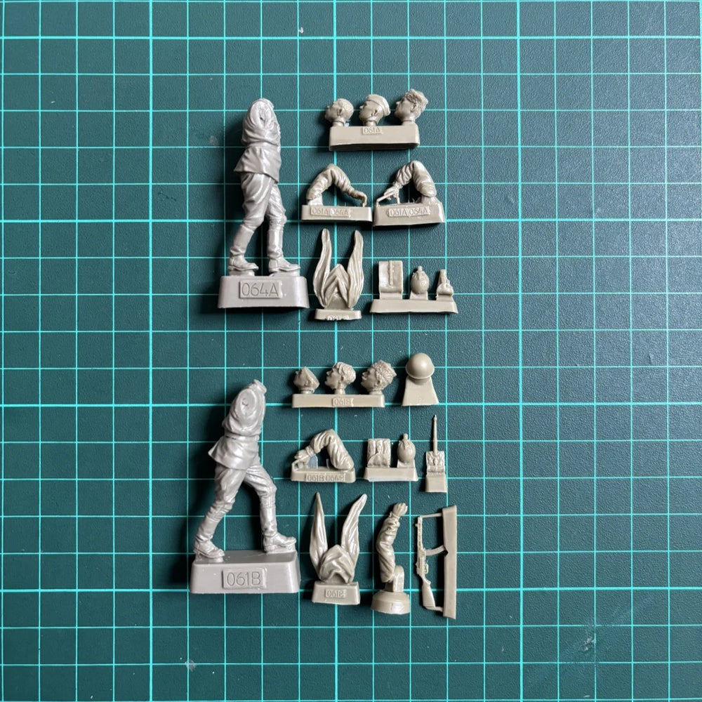 1/35 Cold War Soviet Officer with Shoulder Boards and Advancing Rifleman, 4 Figures, Resin Model Figure Kit, Unassembled and Unpainted