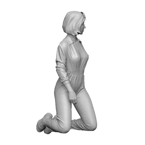 1/35 Modern Female Mechanic Kneeling, Resin Model Figure Kit, Unassembled and Unpainted