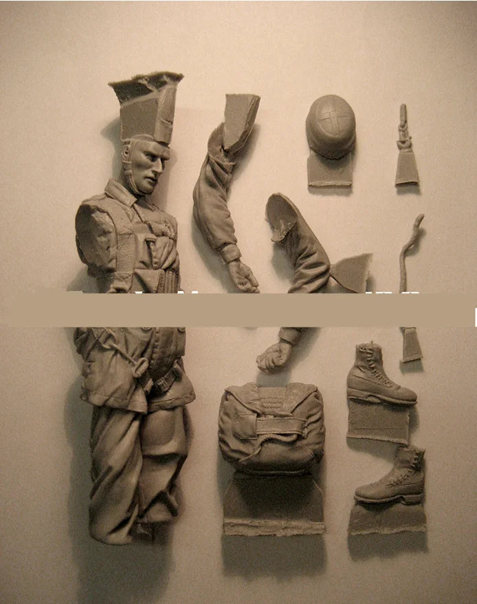 1/16 WWI British Infantry Exchanging Ammunition, 2 Figures, Resin Model Figure Kit, Unassembled and Unpainted