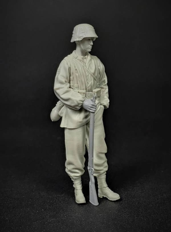 1/35 WWI German Infantryman Standing Guard, Resin Model Figure Kit, Unassembled and Unpainted