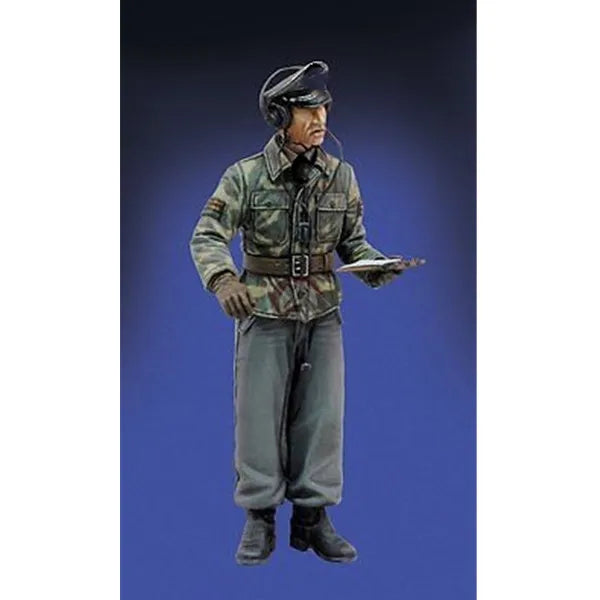 1/35 WWII German Officer Directing with Pistol, Resin Model Figure Kit, Unassembled and Unpainted