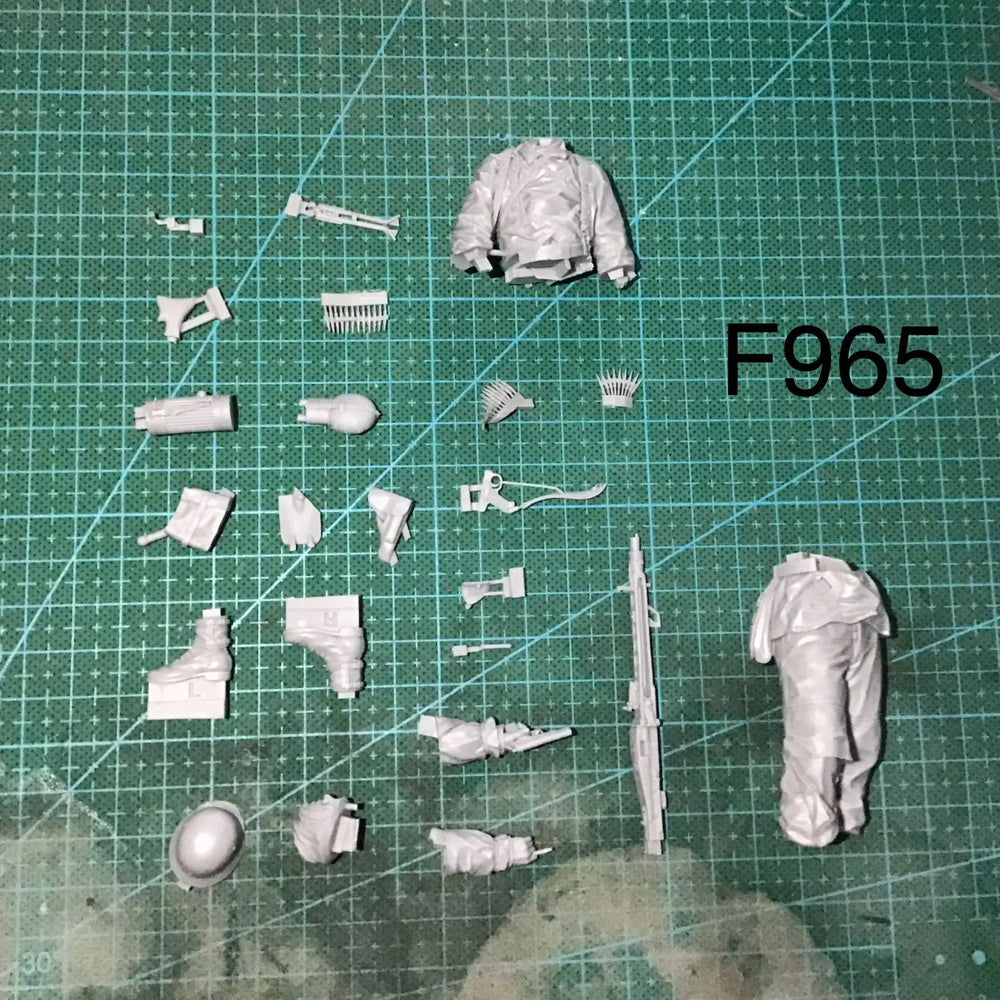 1/16 WWII German Infantryman with Puttees and Rifle, Resin Model Figure Kit, Unassembled and Unpainted