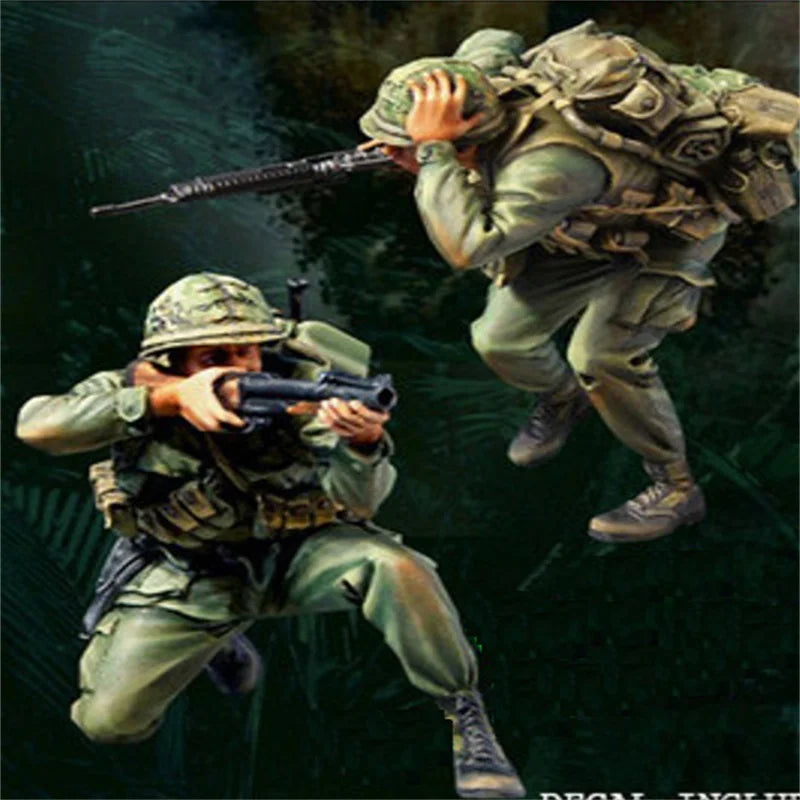 1/35 WWII German Soldiers with Rifles, 2 Figures, Resin Model Figure Kit, Unassembled and Unpainted
