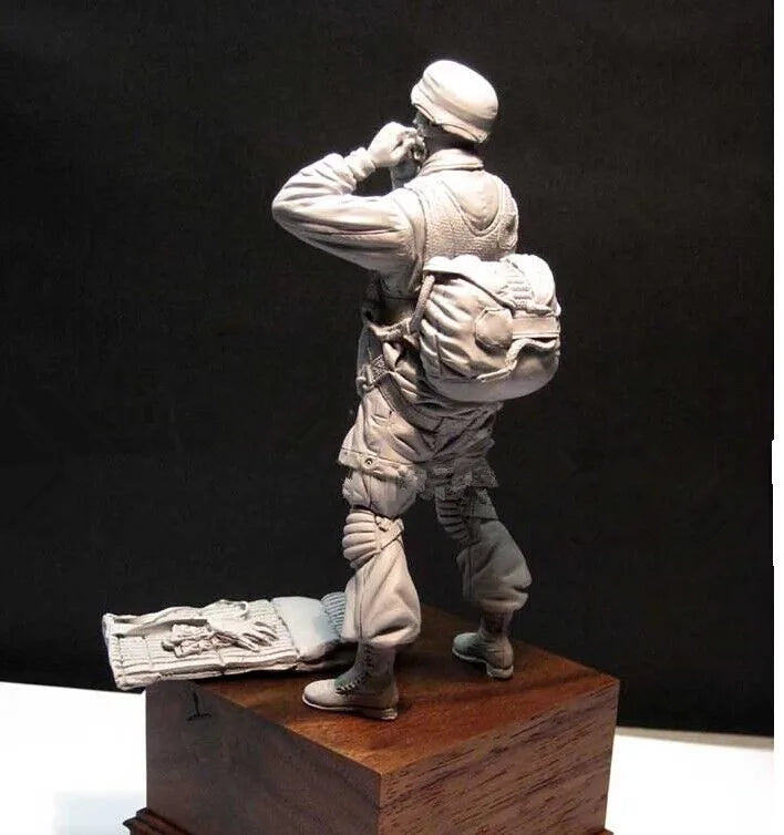 1/16 WWII US Officer Observing with Binoculars, Resin Model Figure Kit, Unassembled and Unpainted