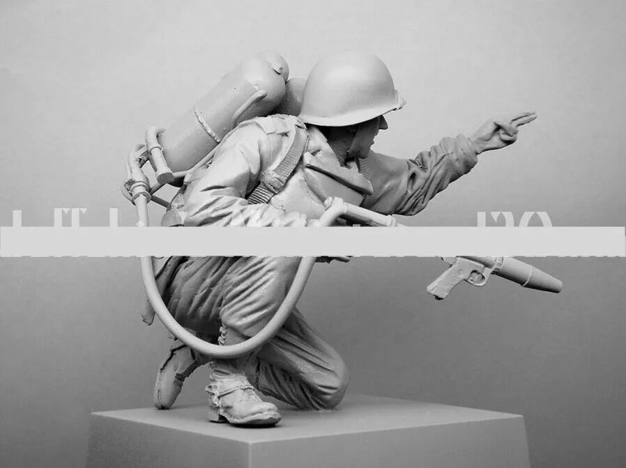 1/16 WWI German Infantryman Attacking with Rifle, Resin Model Figure Kit, Unassembled and Unpainted