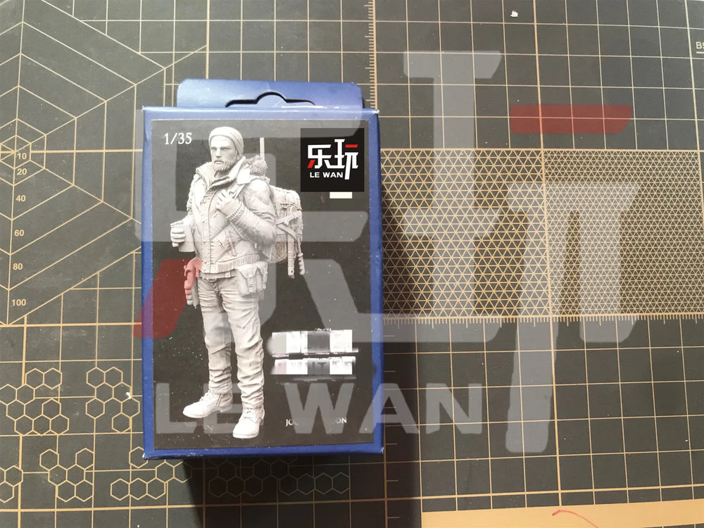 1/35 Modern Soldier with Lantern, Resin Model Figure Kit, Unassembled and Unpainted